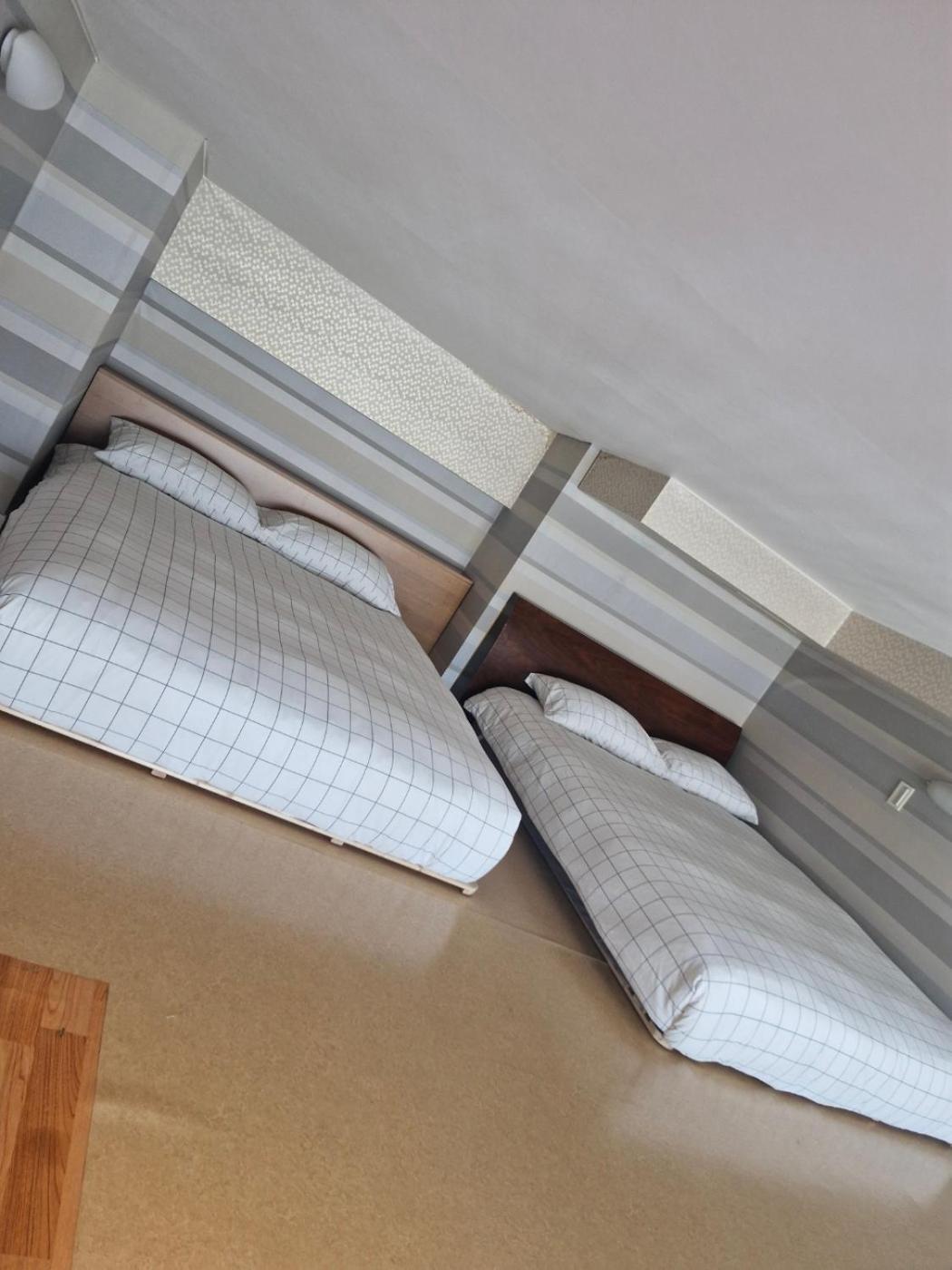 Hongdae Guesthouse2 1min From Hongik Uni Station Exit #1 อพาร์ทเม้น